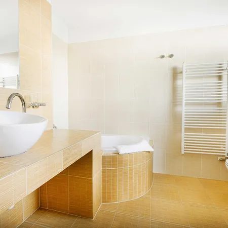 Uno 4* Zlin